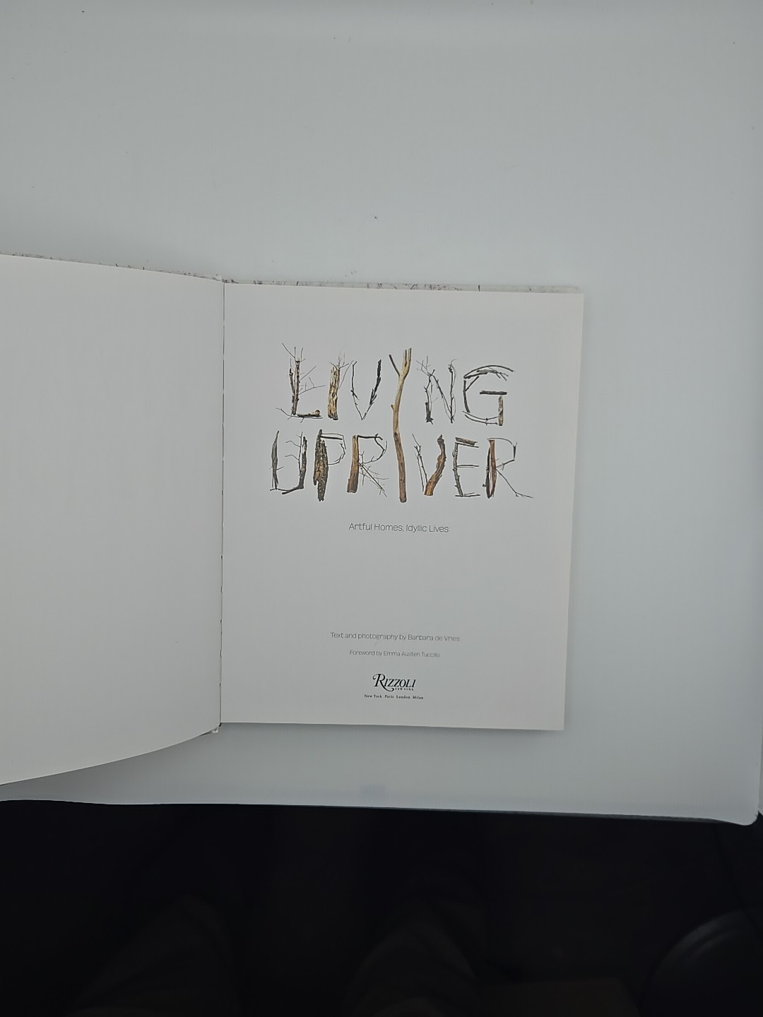 Living Upriver Artful Homes, Idyllic Lives Barbra de Vries Hardback