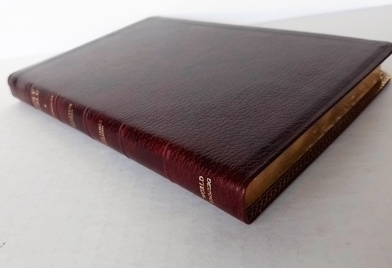 World Bible BURGUNDY GENUINE BONDED LEATHER World’s Thinnest Reference Bible KJV
