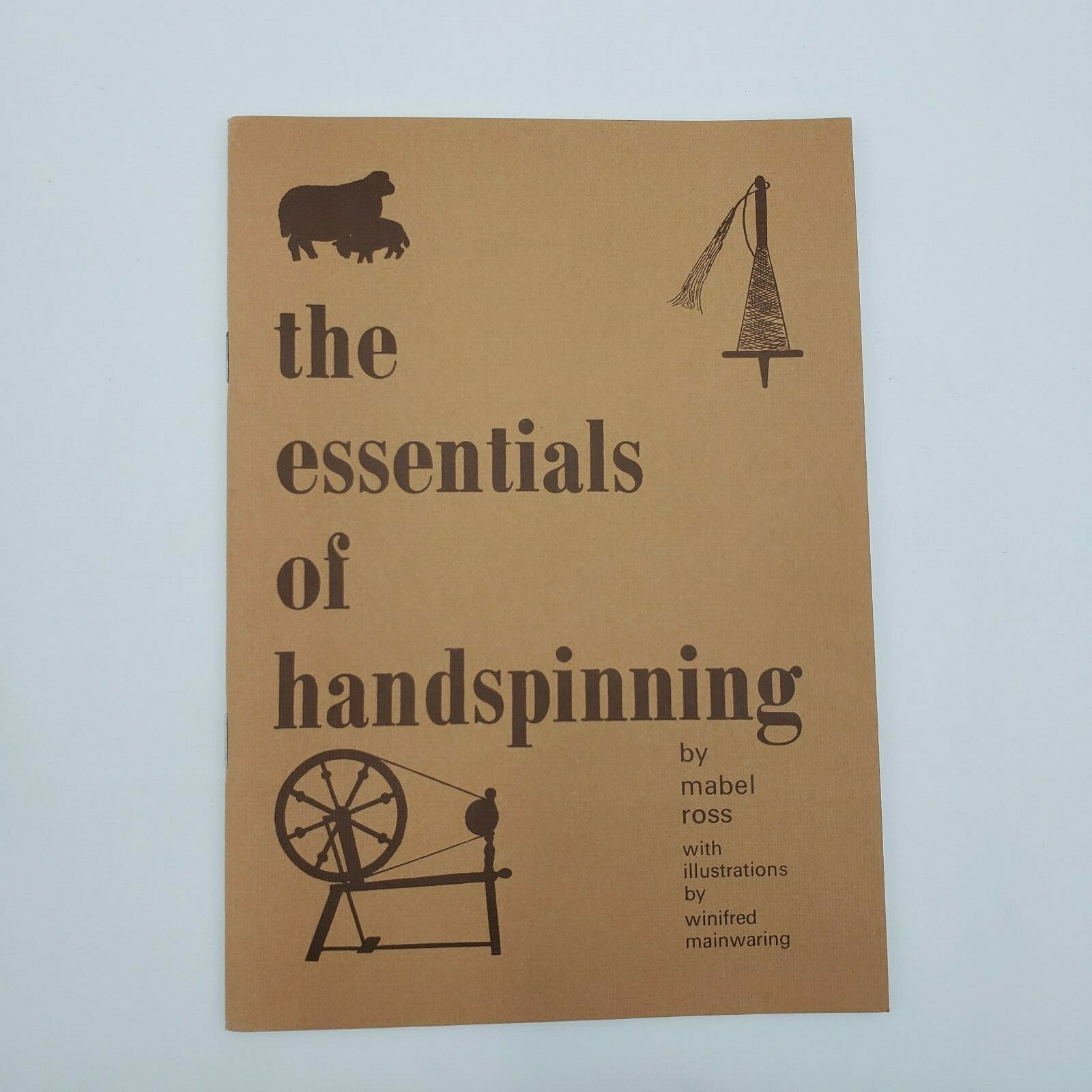 The Essentials of Handspinning by Mabel Ross ( Paperback 1980 ) 40 Pages