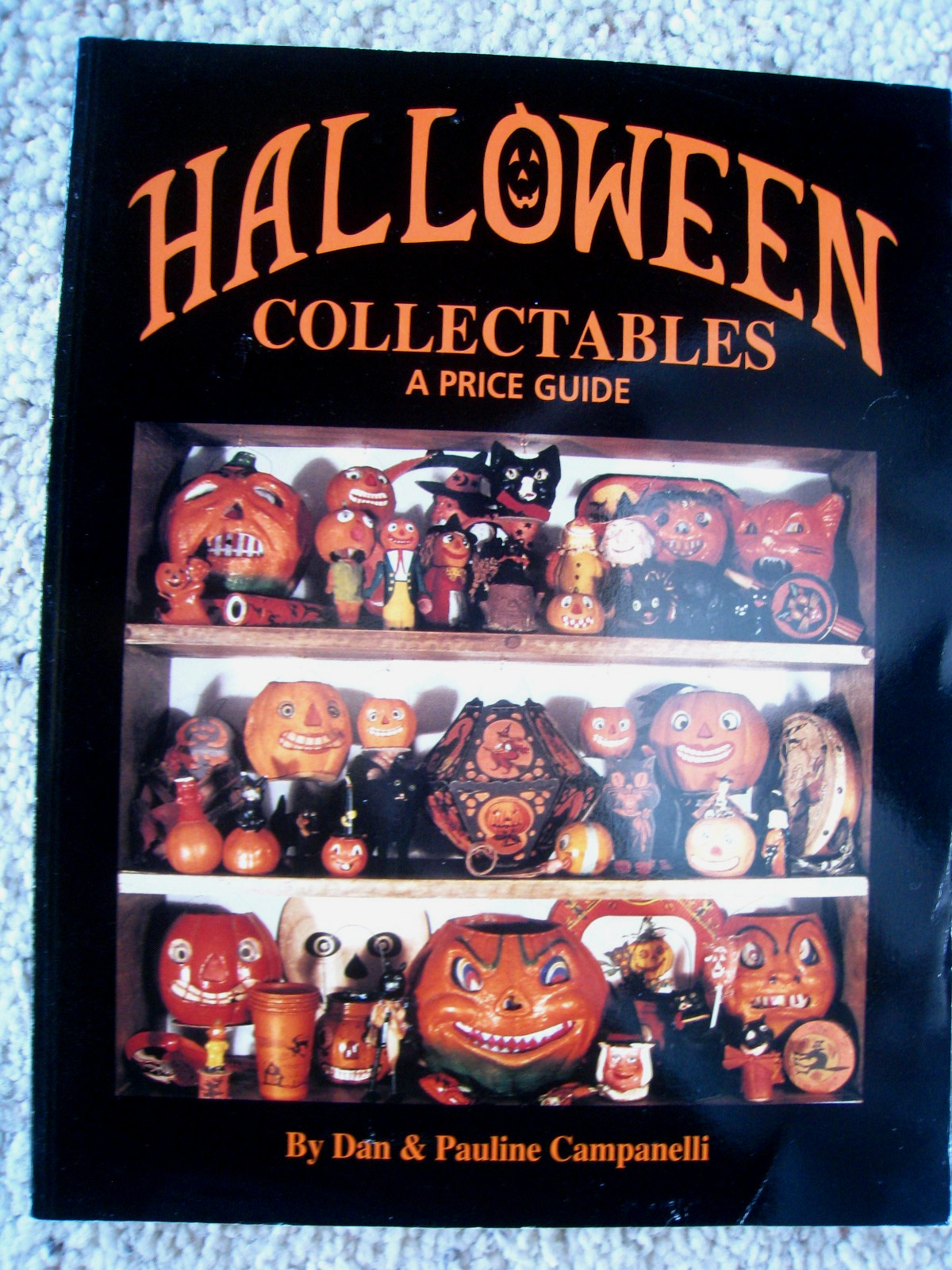 HALLOWEEN COLLECTIBLES – A PRICE GUIDE. DAN & PAULINE CAMPANELLI