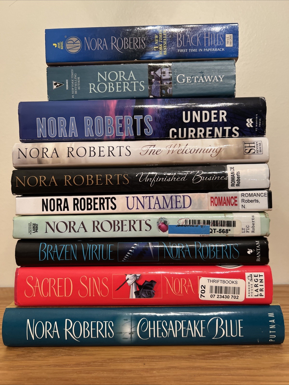 Lot Mix Nora Roberts 8 Hardcover Books(2 LG Pr) 2 paperbacks Black Hills,Getaway